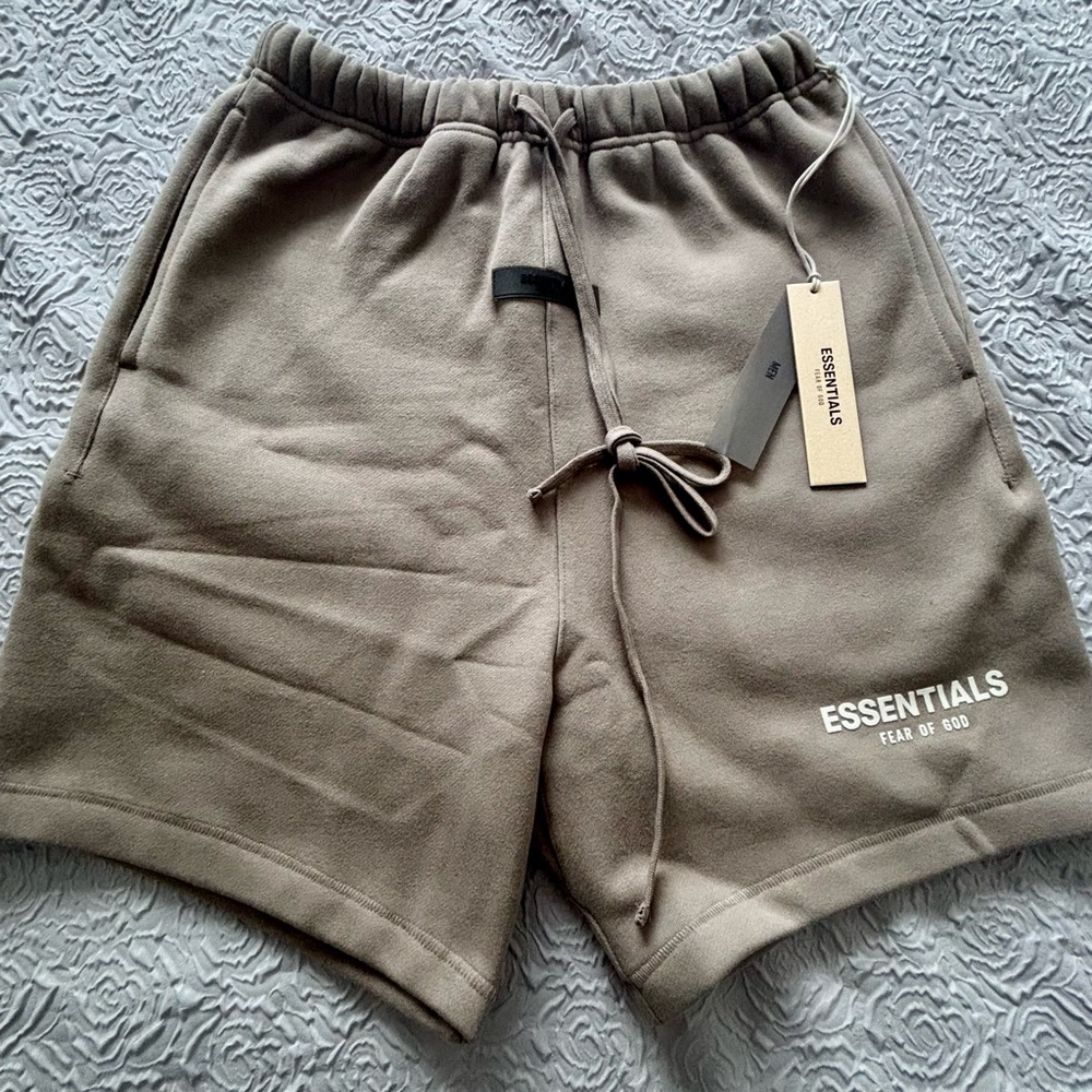 Fear of God Essentials Shorts – Desert Taupe 🤎